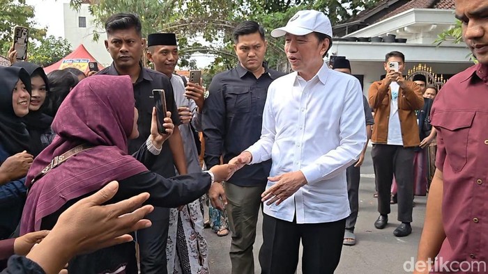 Presiden ke-7, Joko Widodo menyapa warga Lampung yang ante di rumahnya, Senin (22/6/2026)
