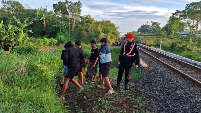Petugas menyisir rel kereta api dan mengimbau anak-anak agar tak bermain di rel