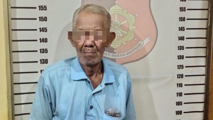 Kakek di Lampung Utara yang bacok tetangganya saat diamankan polisi
