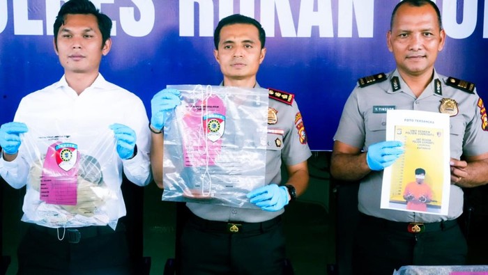 Kapolres Rokan Hulu AKBP Emil Eka Putra didampingi Kasat Reskrim saat merilis kasus. (dok Polres Rohul)