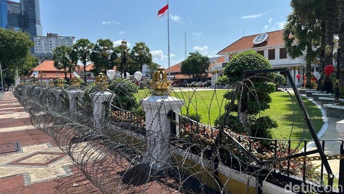 Kawat berdiri disiapkan untuk mengawal demo di Grahadi Surabaya