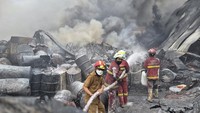11 Jam Kebakaran Pabrik Sandal di Tangerang Belum Padam, Ini Kendalanya