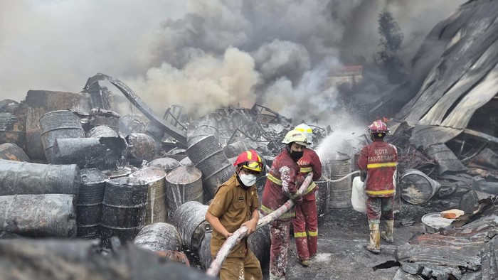 Kebakaran melanda pabrik sandal di Tangerang, petugas Damkar berupaya mencegah perambatan ke permukiman. (dok. ist)