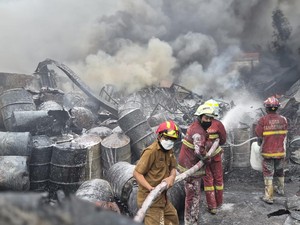 Kebakaran Pabrik Sandal di Tangerang Akhirnya Padam Setelah Hampir 21 Jam