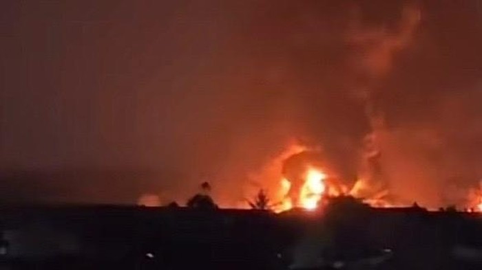 Kebakaran pabrik karet di Kota Tangerang. (Tangkapan layar medsos)