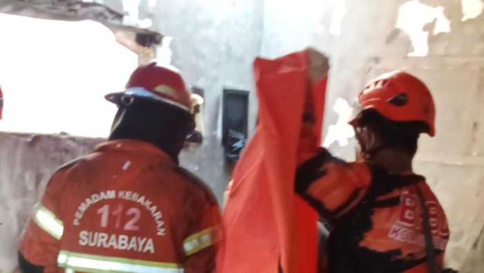 Kebakaran di rumah lantai 2 Jalan Petemon Timur, kecamatan Sawahan, Surabaya tewaskan boca 4 tahun