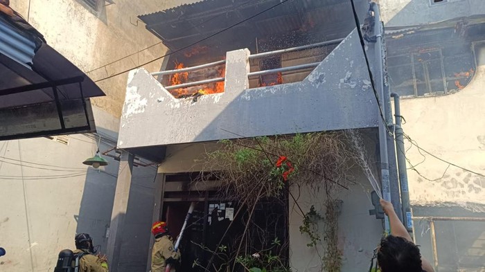 Kebakaran di rumah lantai 2 Jalan Petemon Timur, kecamatan Sawahan, Surabaya tewaskan boca 4 tahun