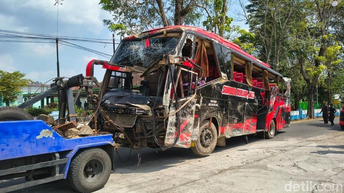 Penampakan bus angkut rombongan pendaki Gunung Lawu yang tabrak warung makan di Puntukrejo, Ngargoyoso, Karanganyar, Senin (22/6/2026).