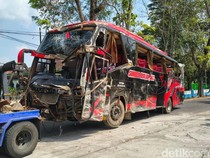 Gegara Rem Blong, Bus Rombongan Pendaki Gunung Lawu Tabrak Resto