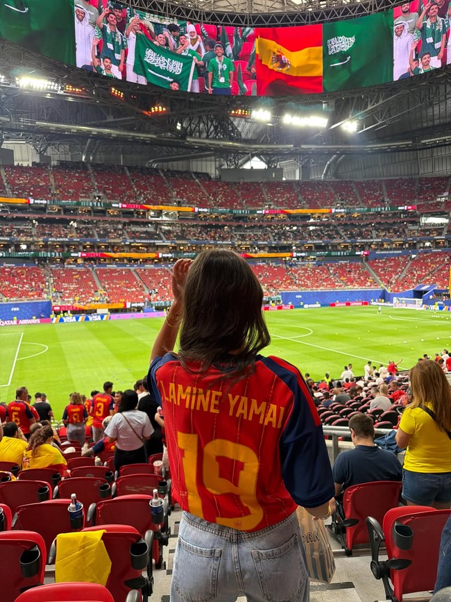 Ines melihat langsung momen Lamine Yamal mencetak sejarah di Piala Dunia 2026. Lamine mencetak gol saat pertandingan Grup H ini baru berlangsung 10 menit. Foto: Dok. Instagram ineesgaarcia