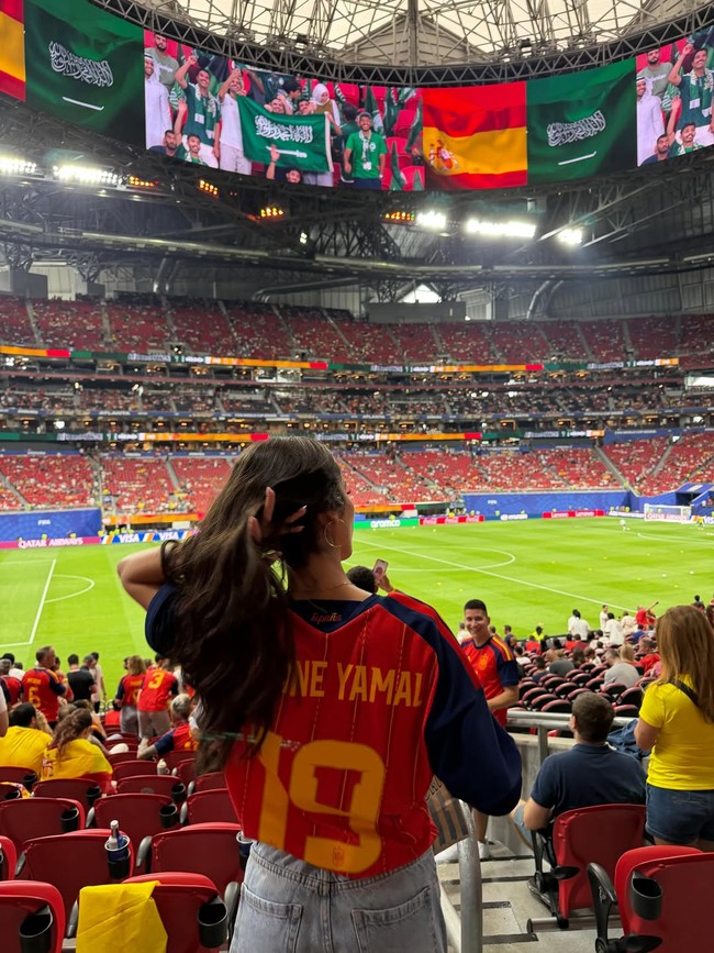 Ines hadir menonton pertandingan Spanyol melawan Arab Saudi dengan memakai jersey Spanyol nomer punggung 19 milik Lamine Yamal. Influencer 21 tahun itu berpose membelakangi kamera menunjukkan punggungnya di mana tertera nama sang kekasih di bajunya. Foto: Dok. Instagram ineesgaarcia