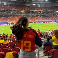 Ines hadir menonton pertandingan Spanyol melawan Arab Saudi dengan memakai jersey Spanyol nomer punggung 19 milik Lamine Yamal. Influencer 21 tahun itu berpose membelakangi kamera menunjukkan punggungnya di mana tertera nama sang kekasih di bajunya. Foto: Dok. Instagram ineesgaarcia