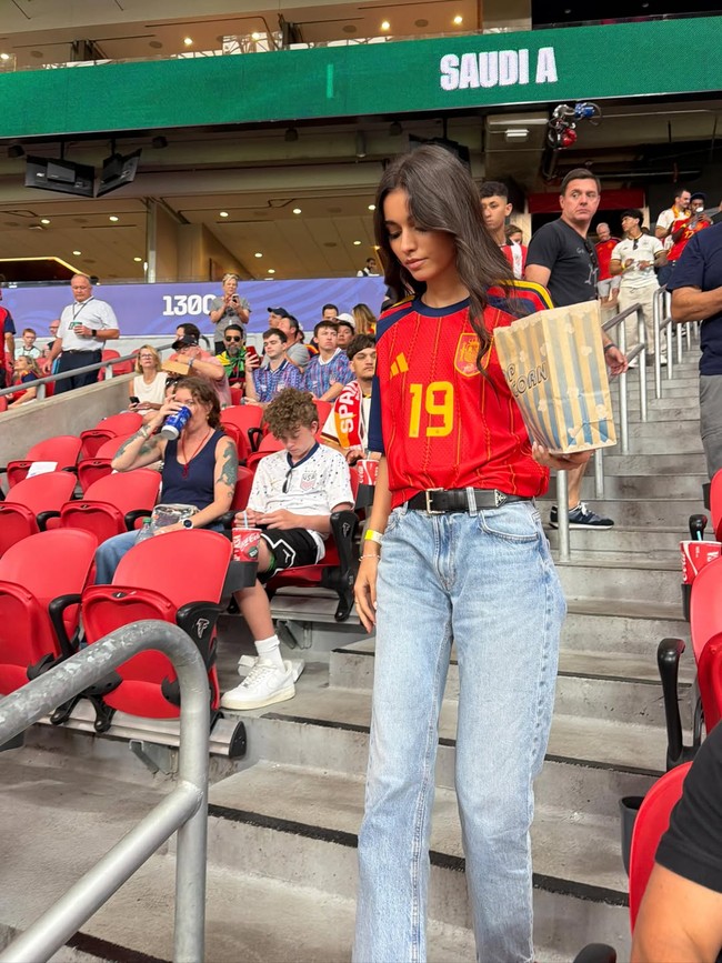 Ines Garcia hadir di Atlanta Stadium, tempat berlangsungnya pertandingan Spanyol melawan Arab Saudi. Melalui unggahan di Instagram, Ines memperlihatkan momen saat berada di stadion yang berlokasi di Atlanta, Amerika Serikat itu. Foto: Dok. Instagram ineesgaarcia