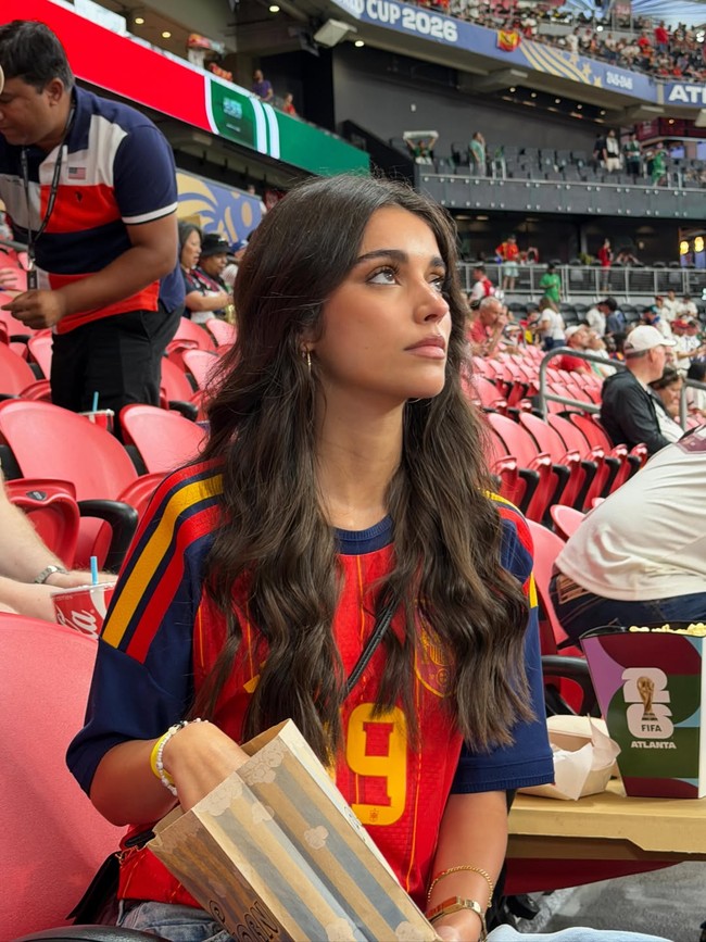 Ketika menyaksikan Lamine Yamal berlaga, Ines selalu memakai jersey Spanyol bertuliskan nama dan nomor punggung pacar yang dengan bangga dipamerkan di Instagram. Foto: Instagram ineesgaarcia