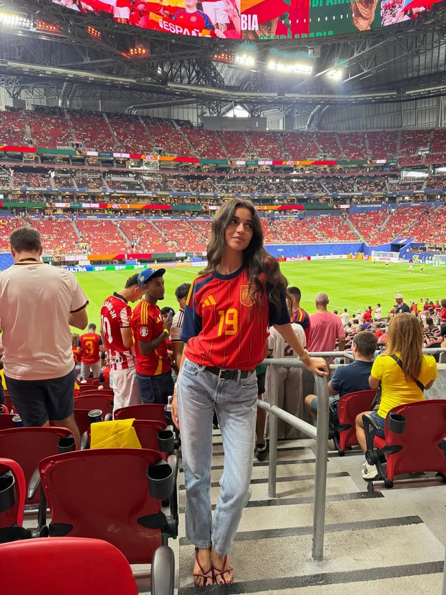 Ines Garcia termasuk dalam deretan penonton yang ikut merayakan gol pertama Lamine Yamal di Piala Dunia 2026. Lamine mencetak gol perdananya dalam laga Spanyol melawan Arab Saudi yang berlangsung pada Minggu (21/6/2026). Foto: Dok. Instagram ineesgaarcia