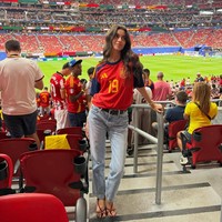 Ines Garcia termasuk dalam deretan penonton yang ikut merayakan gol pertama Lamine Yamal di Piala Dunia 2026. Lamine mencetak gol perdananya dalam laga Spanyol melawan Arab Saudi yang berlangsung pada Minggu (21/6/2026). Foto: Dok. Instagram ineesgaarcia
