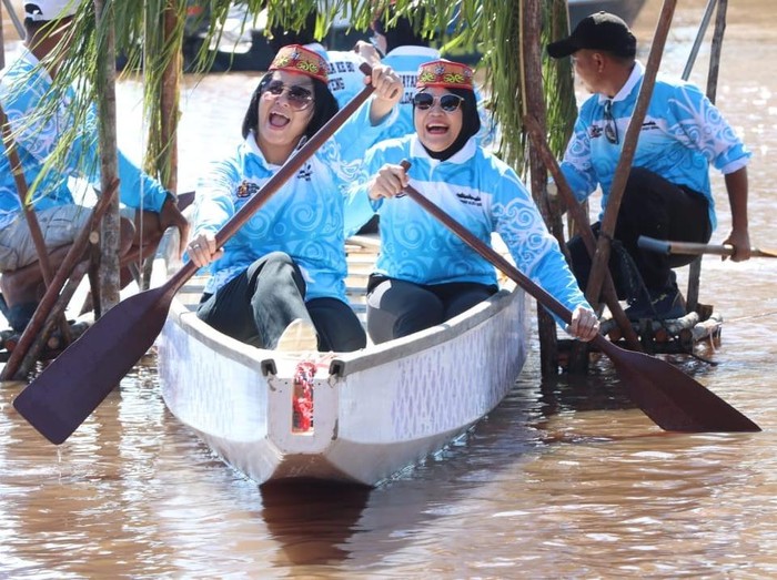 Kelompok ibu-ibu mengikuti lomba Besei Kambe di kawasan bawah Jembatan Sungai Kahayan, Jalan S Parman, Kota Palangka Raya. (dok Polda Kalteng)