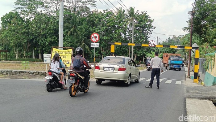 Kondisi jalan alternatif menuju ke arah Purwokerto atau sebaliknya yang ramai dilalui kendaraan di Desa Papringan, Kecamatan Banyumas, Kabupaten Banyumas, Senin (22/6/2026).