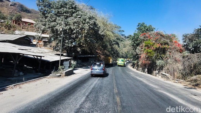 Kondisi Jalan Raya Padalarang-Cianjur yang memutih berselimut salju