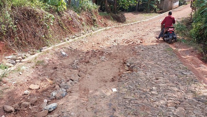 Kondisi Jalan Rusak di Pandeglang