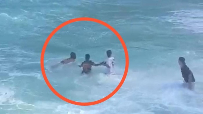 Momen warga mengevakuasi Briptu Nanda dan Serda Rangga dari laut setelah menyelamatkan pelajar yang tenggelam di Perairan Kota Tual, Maluku.