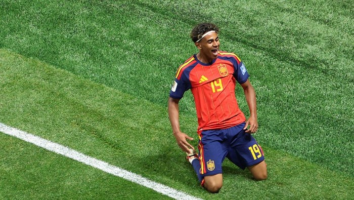 Bintang muda Spanyol, Lamine Yamal, kembali mencuri perhatian di panggung dunia. Winger Barcelona itu resmi masuk daftar 10 pencetak gol termuda sepanjang sejarah Piala Dunia setelah mencetak gol saat Spanyol membungkam Arab Saudi 4-0 pada laga Grup H Piala Dunia 2026 di Stadion Atlanta, Amerika Serikat, Minggu (21/6/2026). Gol yang dicetak Yamal pada menit ke-11 menjadi pembuka kemenangan La Roja sekaligus mengantarkannya ke dalam buku sejarah turnamen sepak bola terbesar di dunia tersebut. REUTERS