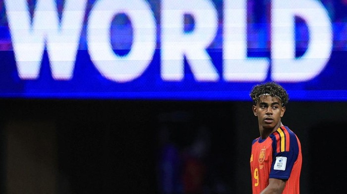 Bintang muda Spanyol, Lamine Yamal, kembali mencuri perhatian di panggung dunia. Winger Barcelona itu resmi masuk daftar 10 pencetak gol termuda sepanjang sejarah Piala Dunia setelah mencetak gol saat Spanyol membungkam Arab Saudi 4-0 pada laga Grup H Piala Dunia 2026 di Stadion Atlanta, Amerika Serikat, Minggu (21/6/2026). Gol yang dicetak Yamal pada menit ke-11 menjadi pembuka kemenangan La Roja sekaligus mengantarkannya ke dalam buku sejarah turnamen sepak bola terbesar di dunia tersebut. REUTERS