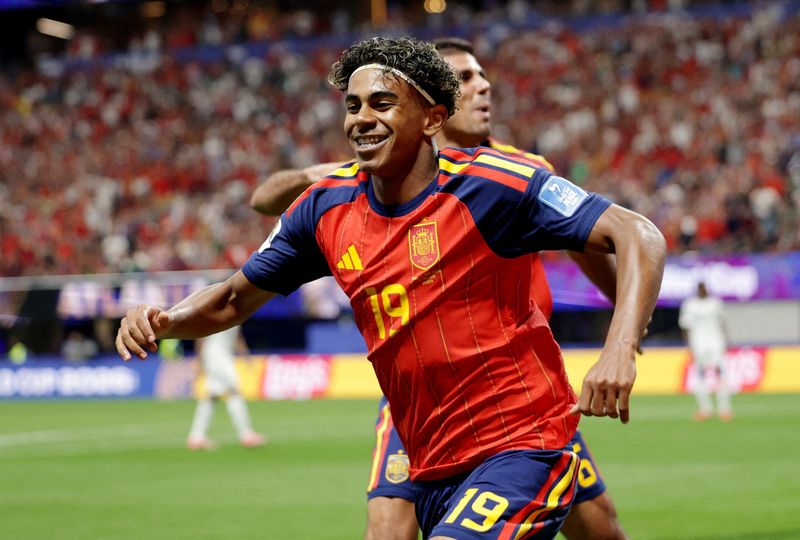 Lamine Yamal Bikin Sejarah, Masuk Top 10 Pencetak Gol Termuda di Piala Dunia 2026 Bintang muda Spanyol, Lamine Yamal, kembali mencuri perhatian di panggung dunia. Winger Barcelona itu resmi masuk daftar 10 pencetak gol termuda sepanjang sejarah Piala Dunia setelah mencetak gol saat Spanyol membungkam Arab Saudi 4-0 pada laga Grup H Piala Dunia 2026 di Stadion Atlanta, Amerika Serikat, Minggu (21/6/2026). Gol yang dicetak Yamal pada menit ke-11 menjadi pembuka kemenangan La Roja sekaligus mengantarkannya ke dalam buku sejarah turnamen sepak bola terbesar di dunia tersebut. REUTERS