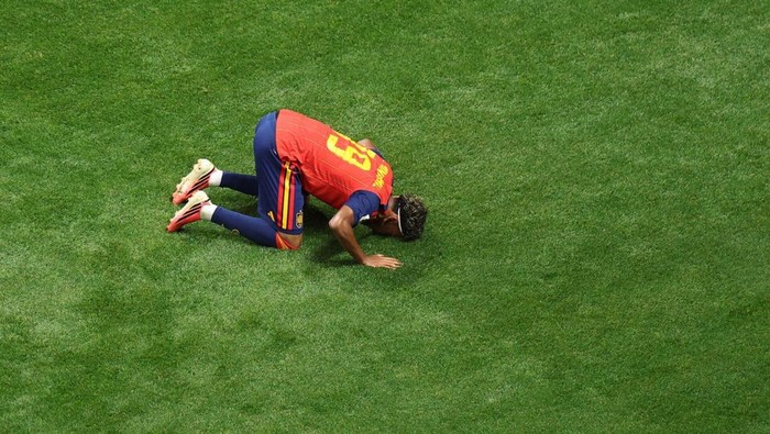 Lamine Yamal Sujud Usai Cetak Gol