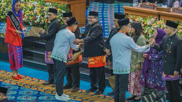 Lima atlet DKI Jakarta dapat penghargaan di hari ultah ke-499 ibukota. Lima atlet DKI Jakarta dapat penghargaan di hari ultah ke-499 ibukota.