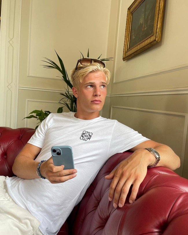 Pesepakbola 20 tahun itu memikat netizen karena wajah yang mempesona juga rambut pirang dan mata biru. Beberapa menyandingkan visualnya dengan barbie versi pria hingga pangeran negeri dongeng. Adapun yang menyamakannya dengan karakter henry fox dalam serial Red White and Royal Blue yang diperankan oleh Nicholas Galitzine. Foto: Instagram