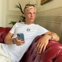 Pesepakbola 20 tahun itu memikat netizen karena wajah yang mempesona juga rambut pirang dan mata biru. Beberapa menyandingkan visualnya dengan barbie versi pria hingga pangeran negeri dongeng. Adapun yang menyamakannya dengan karakter henry fox dalam serial Red White and Royal Blue yang diperankan oleh Nicholas Galitzine. Foto: Instagram