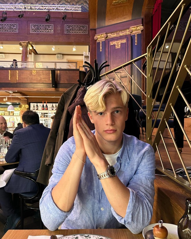 Rambut pirang Lucas Bergvall disebut langka karena warnanya yang terang. Saat bertanding, rambut Lucas membuatnya semakin bersinar. Videonya saat mengibas rambut di lapangan telah ditonton 6 juta kali. Foto: Instagram