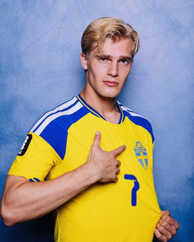 Dalam pertandingan Swedia melawan Jepang baru-baru ini, video Lucas kembali menghiasi media sosial. Ia terlihat tampan dengan seragam biru-kuning. Para penggemar pun menantikan laga bersama timnas Swedia yang melaju ke lolos 32 besar Piala Dunia 2026. Foto: Instagram