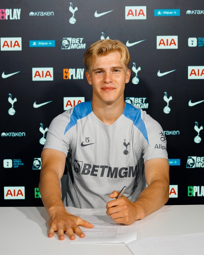 Sebelum Piala Dunia 2026, visual Lucas sebenarnya sejak awal sudah mencuri perhatian. Ketika debutnya untuk Tottenham tahun lalu, para penggemar membanjiri isi postingannya dengan menyebutnya, ”Beautiful man,”Foto: Instagram