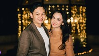 Lyodra dan Randy Martin berpose di belakang tempat makan romantis dengan cahaya lampu kuning di belakangnya. (Foto: dok Instagram randymartinnn)