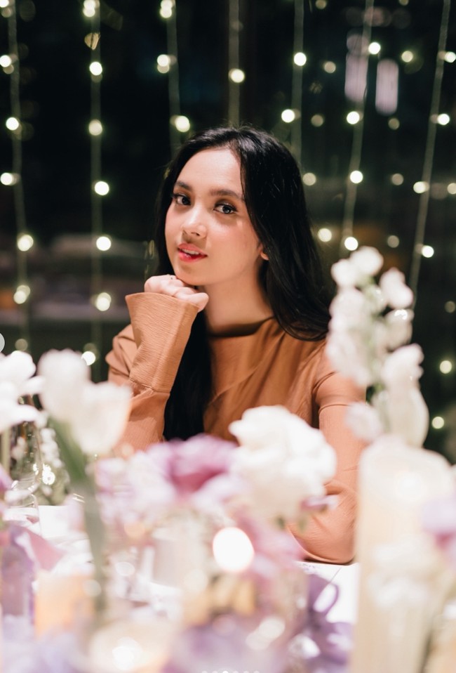 Lyodra memilih tampil dengan riasan natural dan minimalis. Bagian matanya tampak hidup dengan bulu mata yang panjang dan lentik. Sementara bibirnya dipulas dengan lipstik warna pink yang fresh. Foto: Instagram/@lyodraofficial