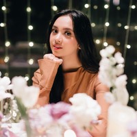 Lyodra memilih tampil dengan riasan natural dan minimalis. Bagian matanya tampak hidup dengan bulu mata yang panjang dan lentik. Sementara bibirnya dipulas dengan lipstik warna pink yang fresh. Foto: Instagram/@lyodraofficial