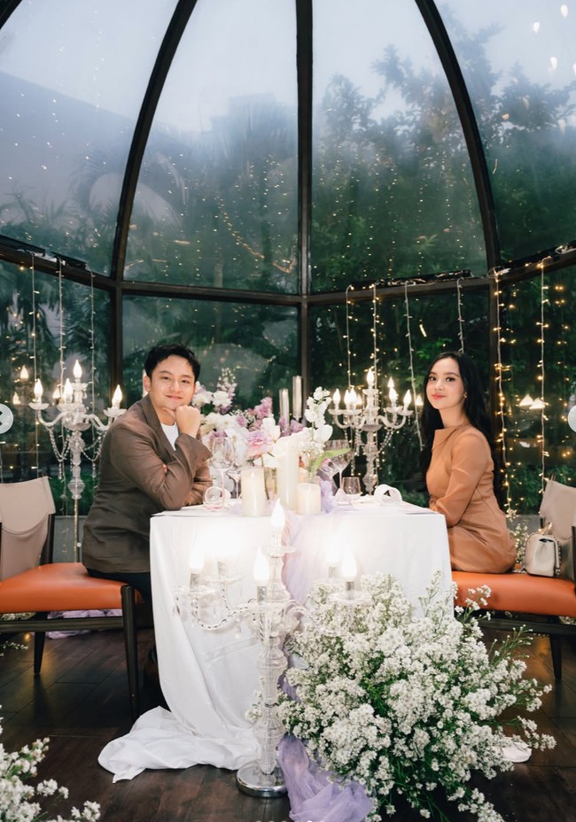 Romantis, Lyodra dan Randy makan malam bersama sambil menikmati indahnya langit di malam hari. Randy tampil serasi dengan Lyodra dengan mengenakan blazer berwarna coklat dipadukan celana panjang hitam. Foto: Instagram/@lyodraofficial