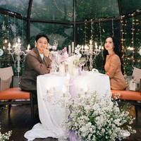 Romantis, Lyodra dan Randy makan malam bersama sambil menikmati indahnya langit di malam hari. Randy tampil serasi dengan Lyodra dengan mengenakan blazer berwarna coklat dipadukan celana panjang hitam. Foto: Instagram/@lyodraofficial