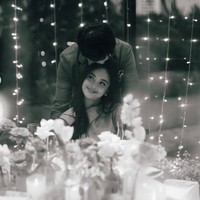 Sudah berpacaran selama 1 tahun lebih, Lyodra dan Randy juga memamerkan kemesraan mereka. Dalam salah satu foto yang diunggah tampak Randy yang mencium kepala Lyodra. Foto: Instagram/@lyodraofficial