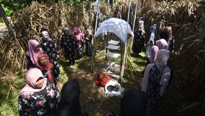 Kaum ibu berjalan mengitari daraga Tabuik Pasa saat prosesi Maatam di Pariaman, Sumatera Barat, Senin (22/6/2026). Maatam adalah kelanjutan prosesi Pesona Hoyak Tabuik Budaya Pariaman, Kharisma Event Nusantara (KEN) Kemenpar 2026 yang menggambarkan kesedihan atas penderitaan yang dialami Husain saat Perang karbala. ANTARA FOTO/Fitra Yogi/wsj.