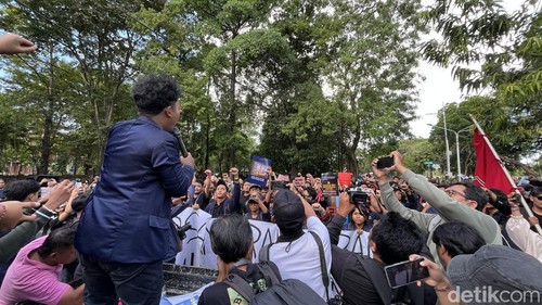 Mahasiswa di Bali gelar aksi di depan Gedung DPRD Bali, Senin (22/6/2026).