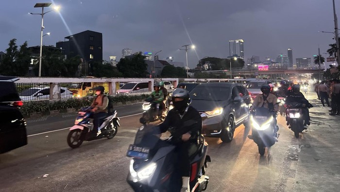 Mahasiswa yang berunjuk rasa di depan Gedung DPR membubarkan diri. (Adhfar A/detikcom)