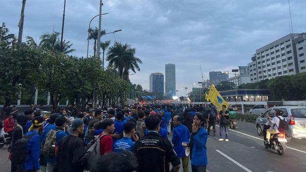 Mahasiswa yang berunjuk rasa di depan Gedung DPR membubarkan diri. (Adhfar A/detikcom)