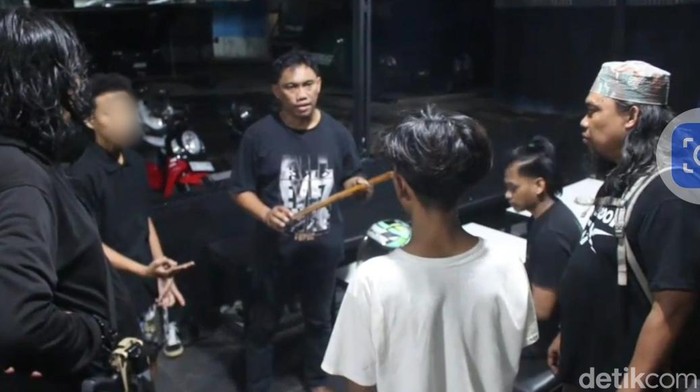 Dua pelajar SMP di Makassar ditangkap setelah membacok temannya akibat perselisihan.