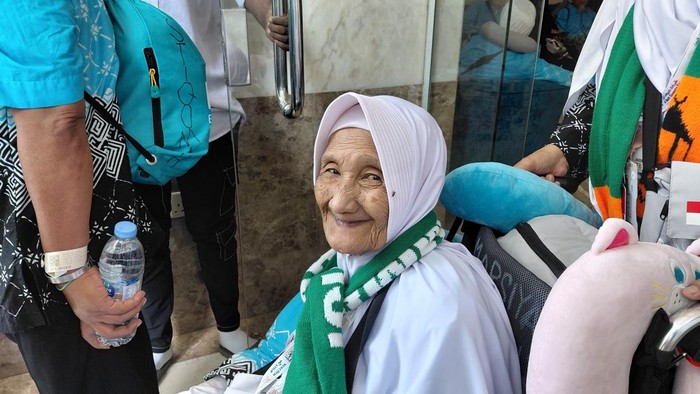 Marsiyah (104), jemaah haji Indonesia tertua menceritakan rahasia tetap bugar selama di Tanah Suci, Minggu (21/6/2026).