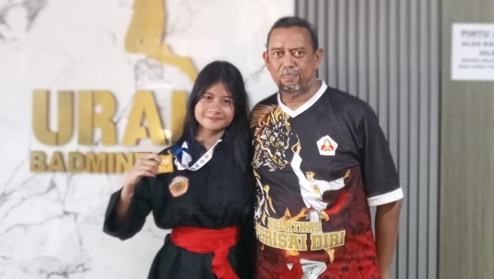 Maulidya bersama pelatih silatnya