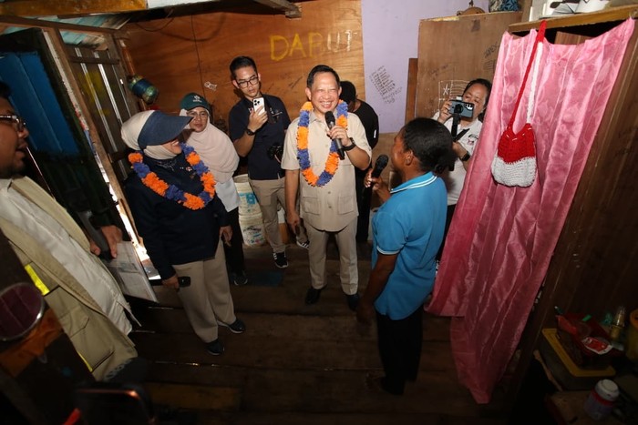 Mendagri Tinjau BSPS di Kampung Nelayan Tanjung Ria usai Kunjungi Skouw