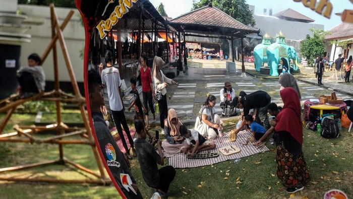 Anak didampingi orang tuanya mencoba permainan tradisional saat Festival Dolanan Bocah 2026 di Dalem Joyokusuman Solo, Jawa Tengah, Minggu (21/6/2026). Acara tersebut digelar sebagai ruang bermain sekaligus belajar yang memperkenalkan nilai kebersamaan, kreativitas, dan warisan budaya kepada generasi muda. ANTARAFOTO/Maulana Surya/YU *** Local Caption ***